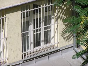 A börtön, ablakába, soha nem süt, be a nap...